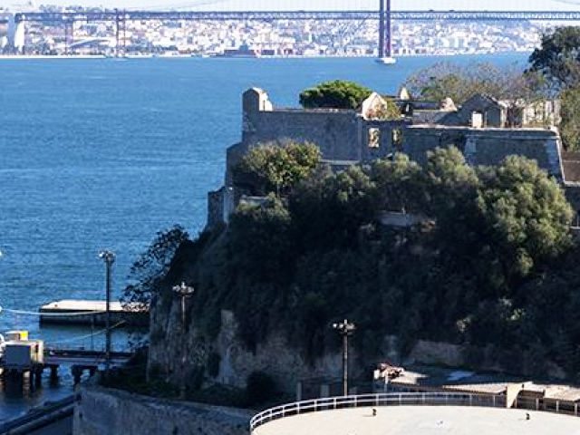 Fortaleza da Torre Velha em Almada, com o Tejo e a Ponte 25 de Abril ao fundo (Distrito de Setúbal), no Alentejo Litoral &copy; CM Almada, ilustração