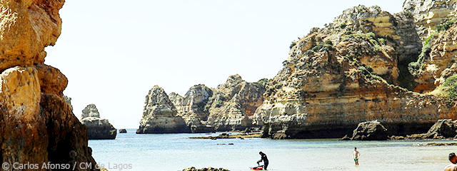 Costa d'Oiro em Lagos, Distrito de Faro, Algarve © Carlos Afonso / CM de Lagos, ilustração