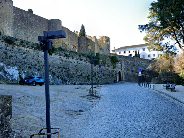 Muralhas do Castelo de Palmela, Palmela (Distrito de Setúbal), no Alentejo Litoral &copy; Google Earth Pro