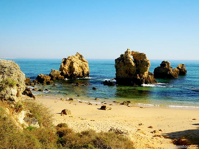 Praia dos Arrifes, Albufeira, Distrito de Faro (Algarve), Sul de Portugal © Beeston / CC, ilustração