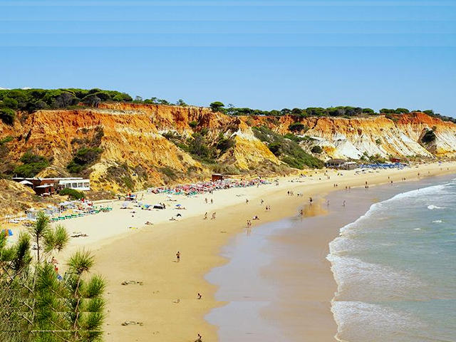Praia do Barranco das Belharucas, Albufeira, Distrito de Faro (Algarve), Sul de Portugal © / Visit Portugal, ilustração