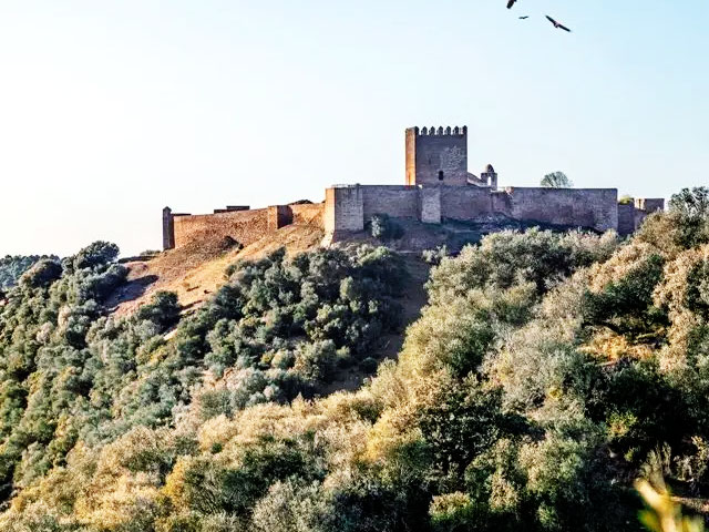 Castelo medieval de Noudar em Barrancos (Distrito de Beja), no Baixo Alentejo &copy; SIC, ilustração