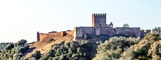 Castelo medieval de Noudar, Barrancos (Distrito de Beja), no Baixo Alentejo &copy; Internet, ilustração