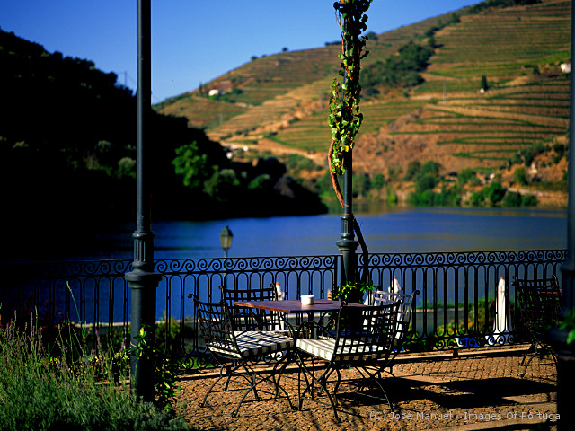 Descobrir o Douro Vinhateiro, Peso da Régua, distrito de Vila Real no Alto Douro &copy; / Images of Portugal, ilustração