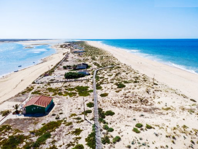 Praia da Barrinha / Barra de São Luís</strong>, Faro, Algarve &copy;  / Visit Faro, ilustração