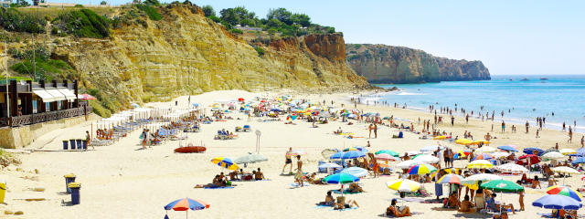 Praia do Porto de Mós em Lagos, Distrito de Faro, Algarve &copy; / Visit Algarve, ilustração