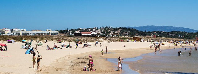 Meia Praia em Lagos, Distrito de Faro, Algarve &copy; Martin Robson / CC, ilustração