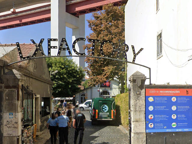 LX Factory, hub criativo de Alcântara, perto da Ponte 25 de Abril sobre o Rio Tejo, Freguesia de Alcântara, Lisboa &copy; Google Earth Pro