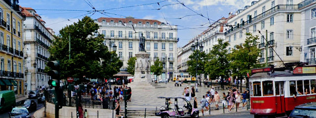 Bairro Alto - Vista da Praça Luís de Camões desde o Largo do Chiado, Freguesia da Misericórdia, Lisboa © Google Earth Pro