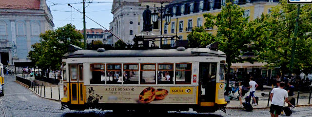 Chegando à Praça Luís de Camões vindo da Rua do Loreto, Freguesia da Misericórdia, Lisboa © Google Earth Pro