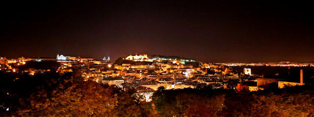 Vista noturna de Lisboa. Noites do Bairro Alto, Lisboa &copy; Restaurante The Insólito / Ilustração