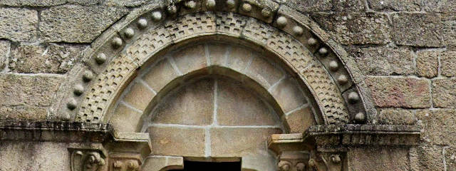 Detalhe da igreja Matriz de Melgaço, distrito de Viana do Castelo, Alto Minho &copy; GEP, ilustração