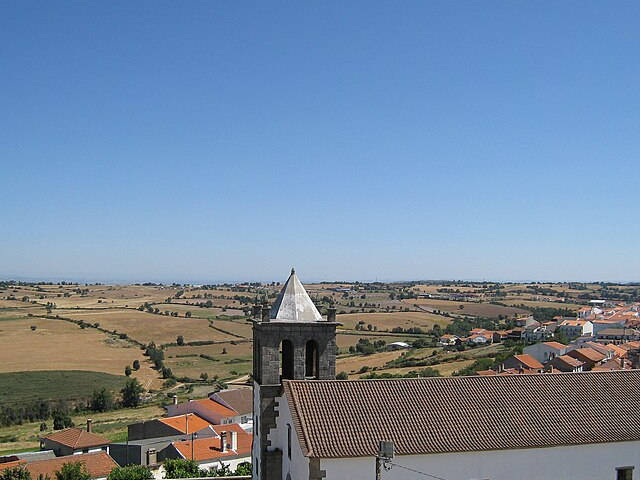 Paisagem de Trás-os-Montes, Região Norte de Portugal &copy; Carlos Cunha / Wikipedia, iluatração