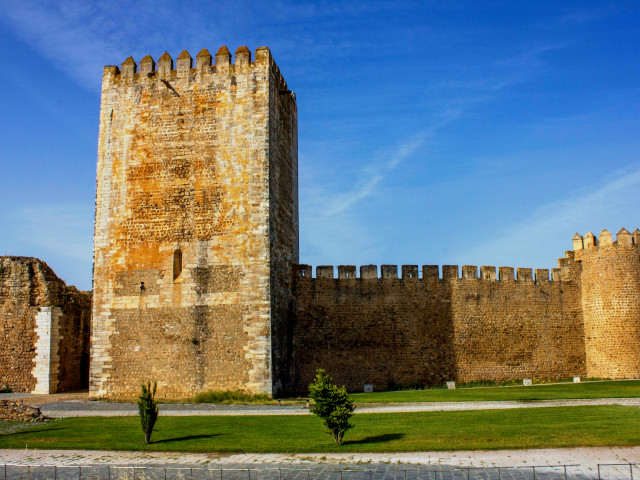 Castelo medieval de Moura (Distrito de Beja), no Baixo Alentejo &copy; / Visit Alentejo, Ilustração