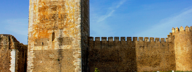 O emblemático Castelo de Moura, distrito de Beja, Baixo Alentejo &copy; CMM, ilustração