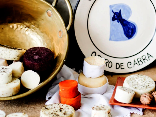 Tradicional queijo de cabra de Moura, (Distrito de Beja), no Baixo Alentejo &copy; Queijos Bilores / Ilustração