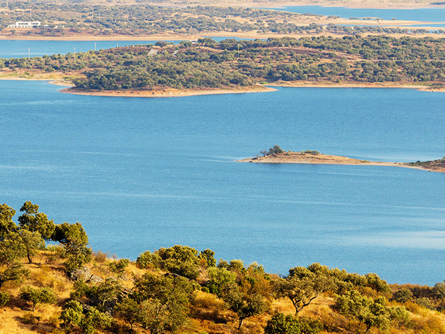 Vista do lago (barragem) do Alqueva em Mourão (Distrito de Évora), no Alentejo Central &copy; Turismo do Alentejo, ilustração