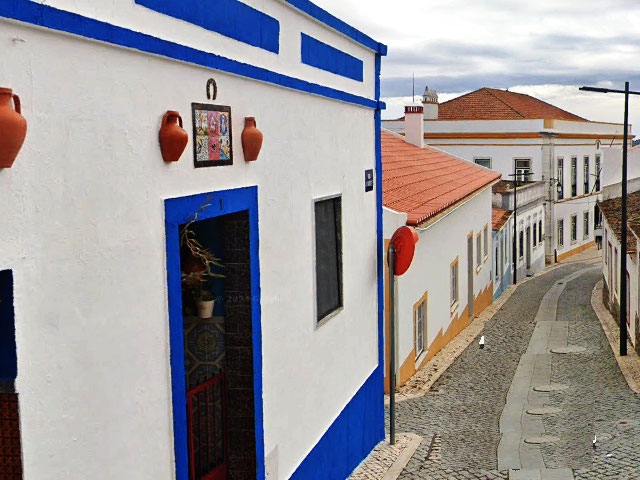 Rua do Centro de Ourique (Distrito de Beja), no Baixo Alentejo &copy; GEP, ilustração
