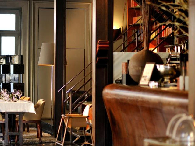 Restaurante Cafeína, um dos lugares mais agradáveis na Noite Top do Porto, Cidade do Porto, Norte de Portugal &copy; / Restaurante Cafeína, Ilustração