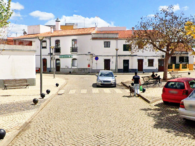 Praça da República, freguesia de Brinches, Vista de Serpa (Distrito de Beja), no Baixo Alentejo &copy;  GEP, ilustração