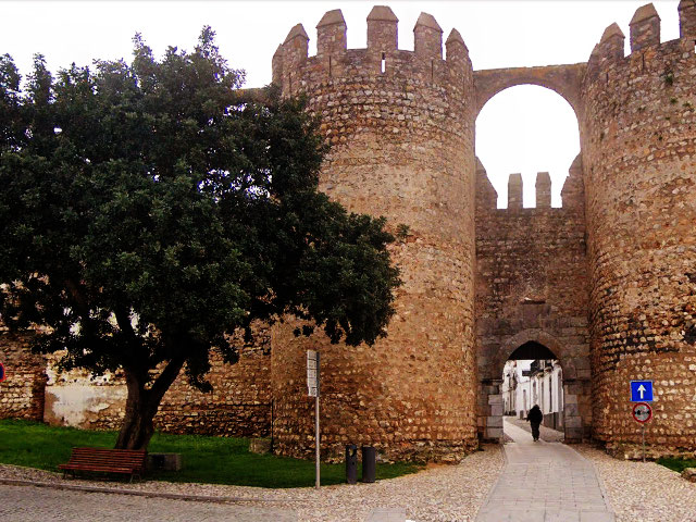 Forte de Serpa (Distrito de Beja), no Baixo Alentejo &copy;  GEP, ilustração